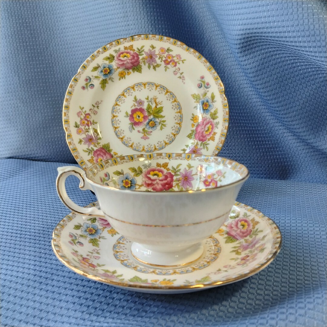 ROYAL ALBERT(ロイヤルアルバート)の英国製 GRAFTON CHINA グラフトン MALVERN ティートリオ インテリア/住まい/日用品のキッチン/食器(食器)の商品写真