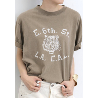 アパルトモンドゥーズィエムクラス(L'Appartement DEUXIEME CLASSE)の【REMI RELIEF/レミ レリーフ】 L.A.C.A.L. T SHIRT(Tシャツ(半袖/袖なし))