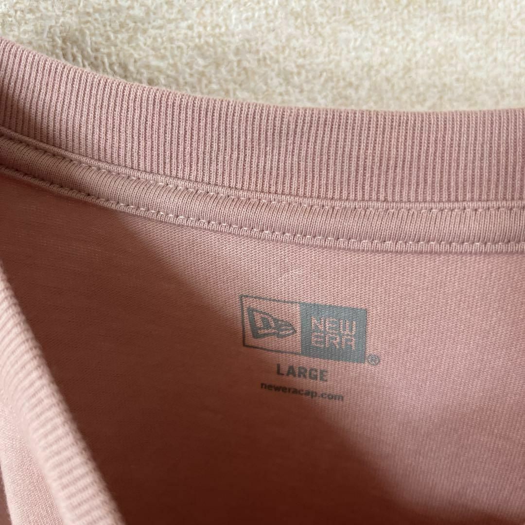 E1 ニューエラ　tシャツ 半袖　バッグプリント　Ｌメンズ ピンク系 メンズのトップス(Tシャツ/カットソー(半袖/袖なし))の商品写真
