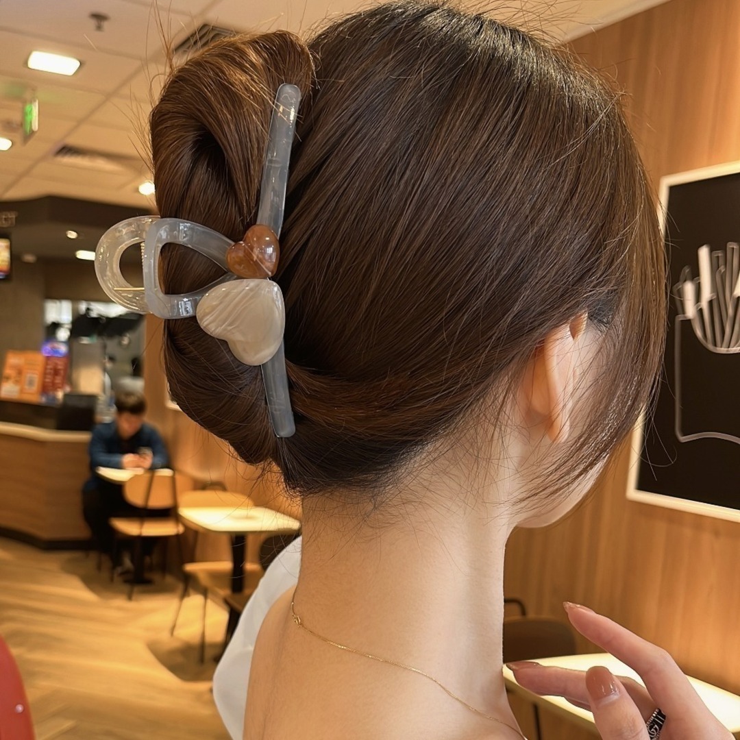 【残３】パーティー　ヘアクリップ　ハート　バレッタ　髪留め　カジュアル　ビジネス レディースのヘアアクセサリー(バレッタ/ヘアクリップ)の商品写真