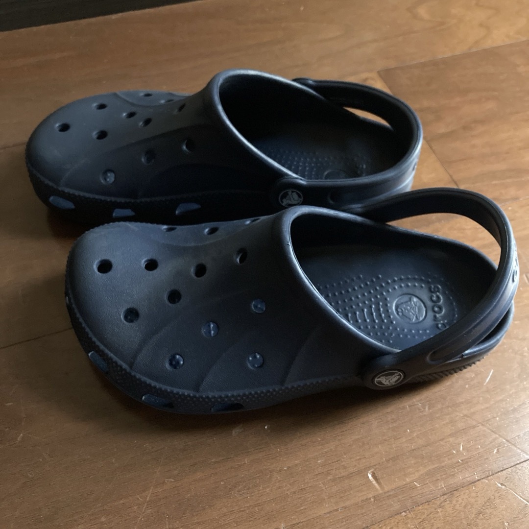 crocs(クロックス)の美品　クロックス　ネイビー　22cm　紺 キッズ/ベビー/マタニティのキッズ靴/シューズ(15cm~)(サンダル)の商品写真