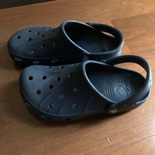 クロックス(crocs)の美品　クロックス　ネイビー　22cm　紺(サンダル)