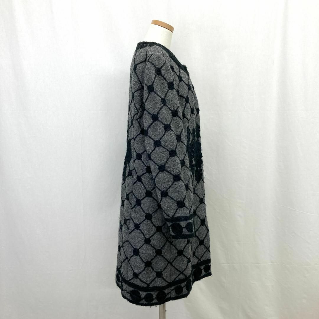 BCBGMAXAZRIA(ビーシービージーマックスアズリア)のBCBG MaxAzria ロングコート　ブラック　花　刺繍 グレー レディースのジャケット/アウター(ロングコート)の商品写真