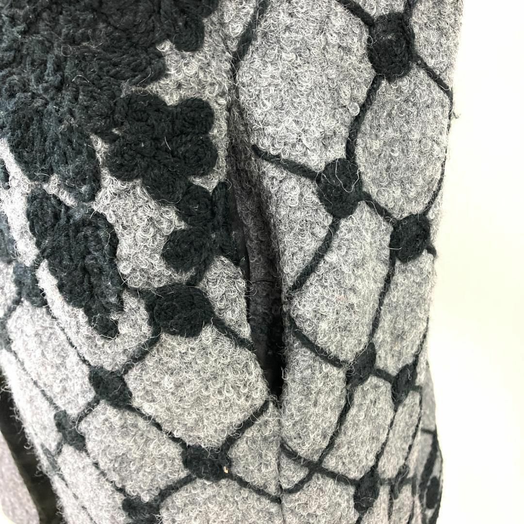 BCBGMAXAZRIA(ビーシービージーマックスアズリア)のBCBG MaxAzria ロングコート　ブラック　花　刺繍 グレー レディースのジャケット/アウター(ロングコート)の商品写真