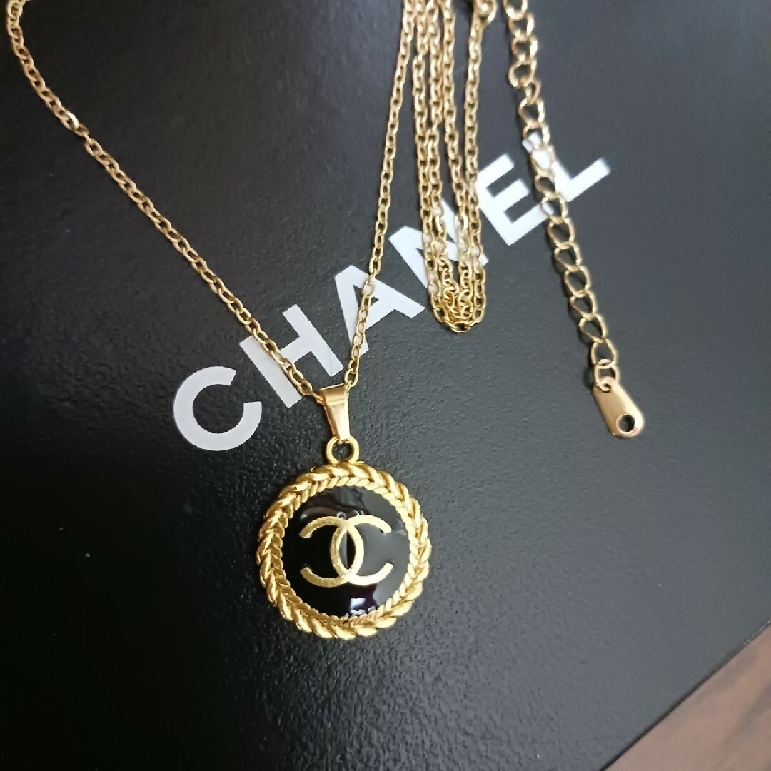 CHANEL(シャネル)のシャネルチャームネックレス　ゴールド　新品未使用 レディースのアクセサリー(ネックレス)の商品写真