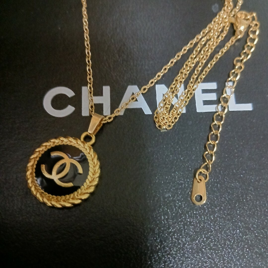 CHANEL(シャネル)のシャネルチャームネックレス　ゴールド　新品未使用 レディースのアクセサリー(ネックレス)の商品写真