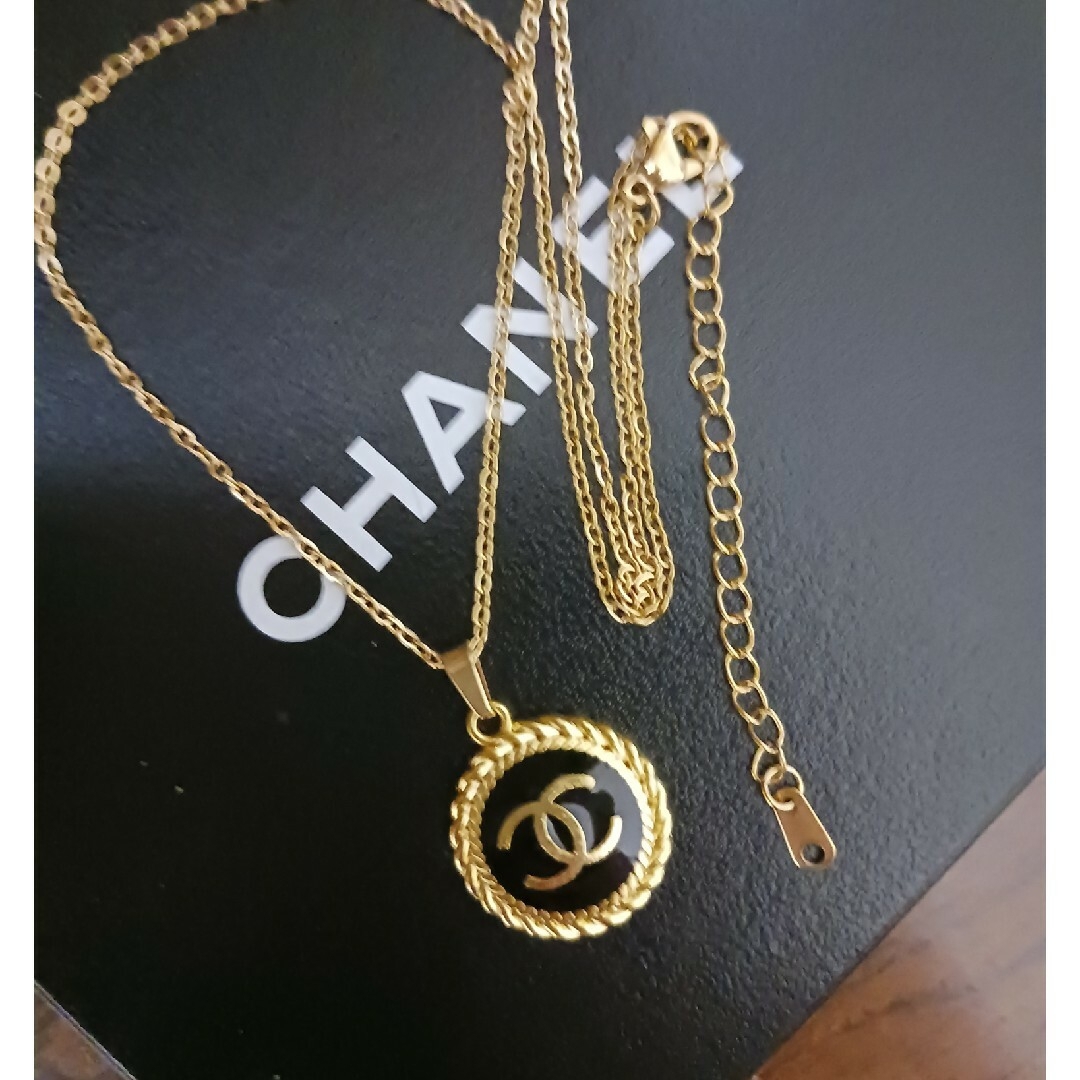 CHANEL(シャネル)のシャネルチャームネックレス　ゴールド　新品未使用 レディースのアクセサリー(ネックレス)の商品写真