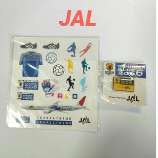 ジャル(ニホンコウクウ)(JAL(日本航空))の非売品 JAL SAMURAI BLUE 2006 ステッカーとピンバッジ(キャラクターグッズ)