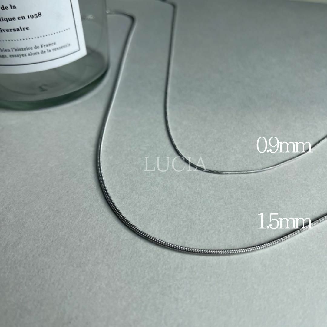 スネークチェーンネックレス　0.9mm シルバー　サージカルステンレス　匿名配送 レディースのアクセサリー(ネックレス)の商品写真
