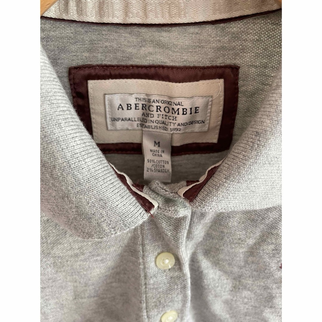 Abercrombie&Fitch(アバクロンビーアンドフィッチ)の【新品】アバクロンビー&フィッチ ポロシャツ グレー M 可愛い レディースのトップス(ポロシャツ)の商品写真