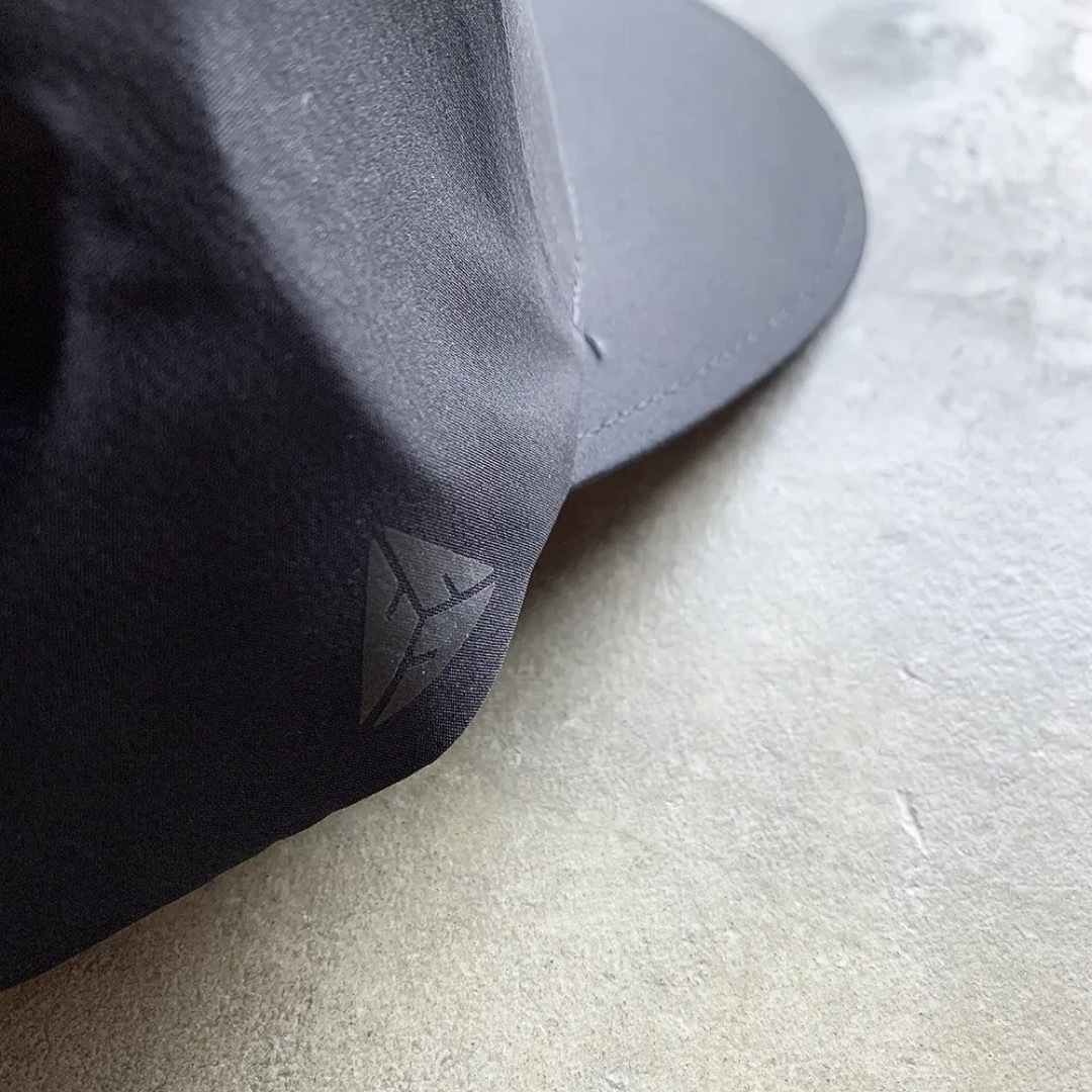 新品　CAPTAINS HELM　LOGO WATER-PROOF CAP メンズの帽子(キャップ)の商品写真
