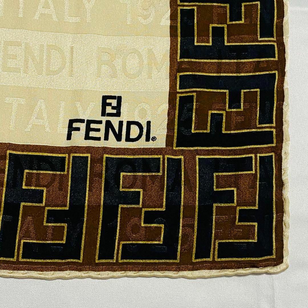 FENDI(フェンディ)の★FENDI★ スカーフ 大判 ズッカ 地紋 1925 ベージュ ブラウン レディースのファッション小物(バンダナ/スカーフ)の商品写真