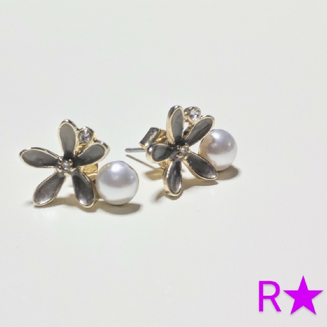 チタンピアス　花　グレー　パール レディースのアクセサリー(ピアス)の商品写真