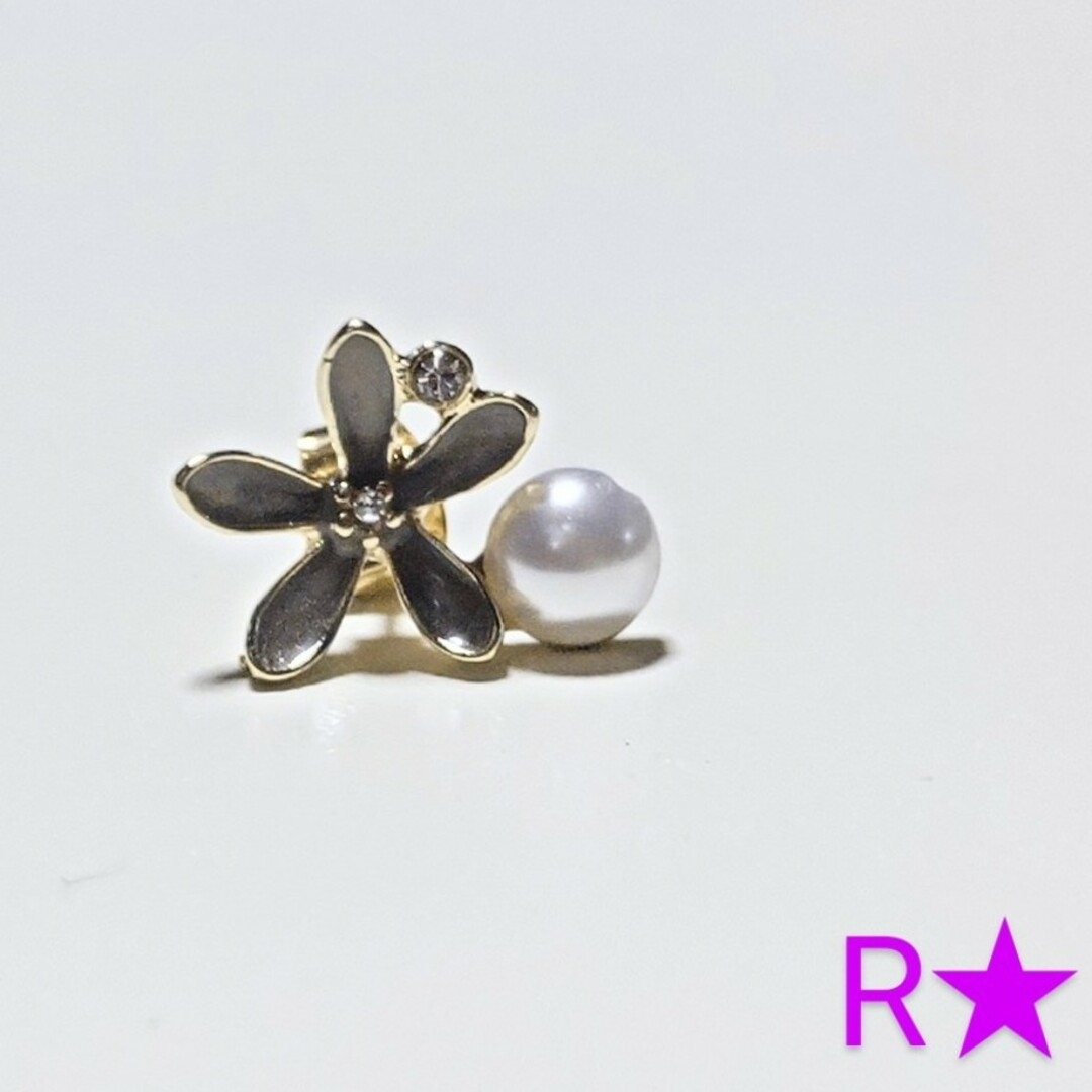 チタンピアス　花　グレー　パール レディースのアクセサリー(ピアス)の商品写真