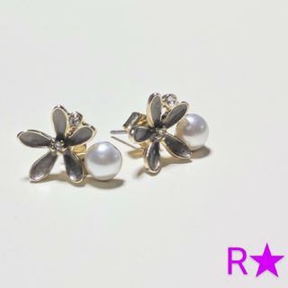 チタンピアス　花　グレー　パール(ピアス)