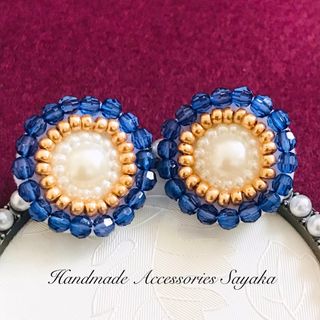 ハンドメイド　ビーズ刺繍ピアス　ブルー　青　手縫い　アクセサリー　一点物　手作り(ピアス)