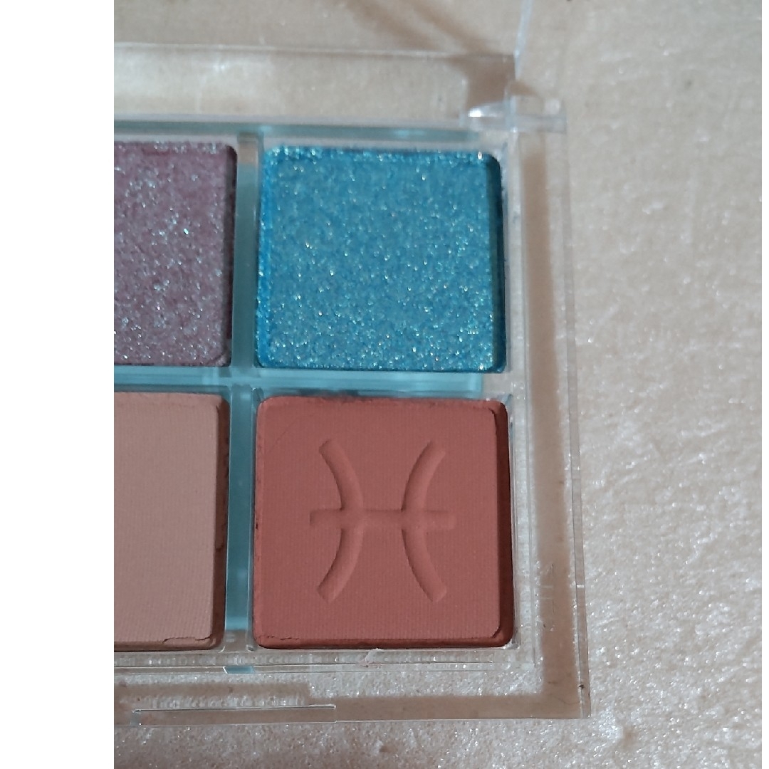 colourpop(カラーポップ)の【未使用※】カラーポップ　プレスドパウダーパレット魚座Pisces In the コスメ/美容のベースメイク/化粧品(アイシャドウ)の商品写真