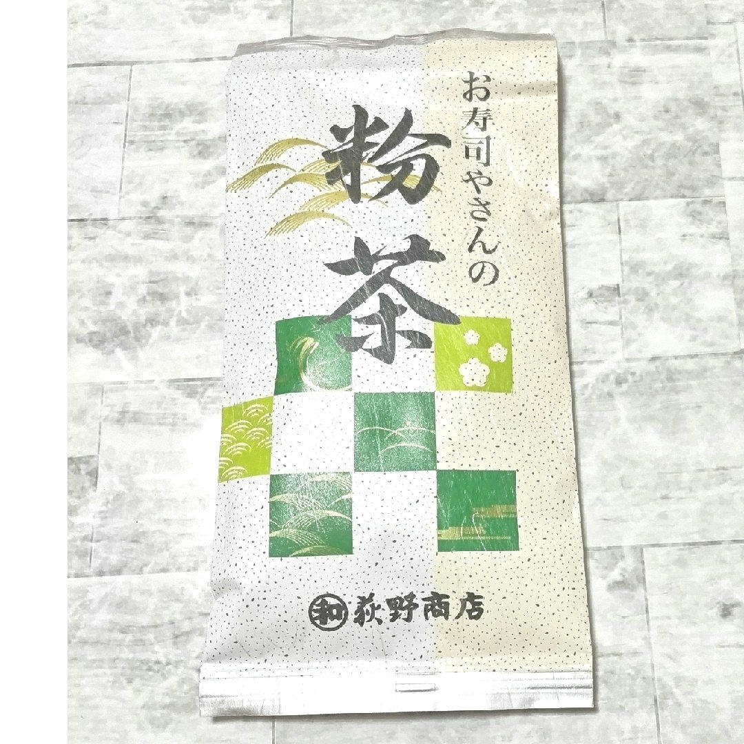 お寿司やさんの粉茶100g 国産 緑茶 食品/飲料/酒の飲料(茶)の商品写真