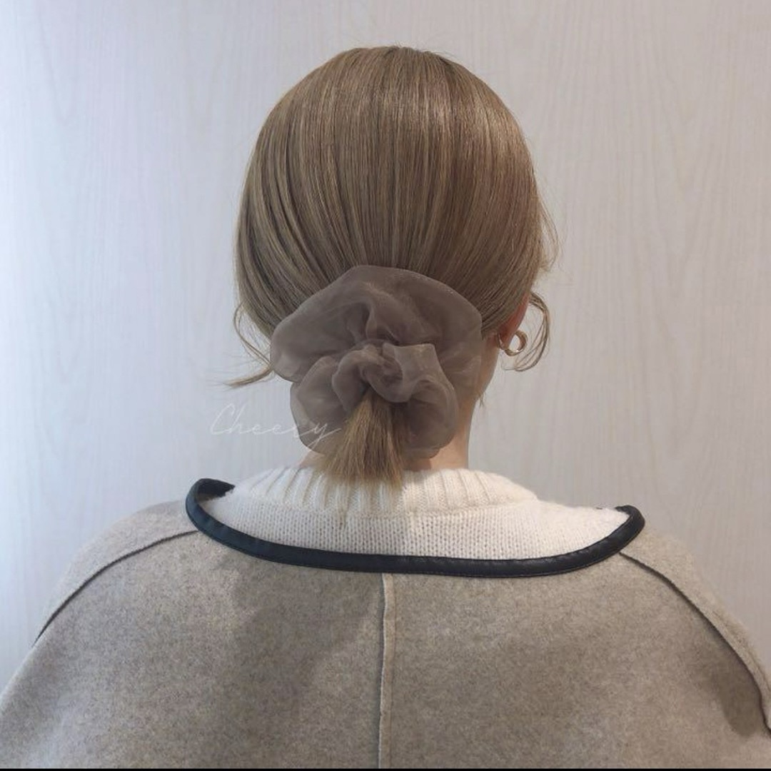 オーガンジー 韓国 シュシュ　モカ レディースのヘアアクセサリー(ヘアゴム/シュシュ)の商品写真