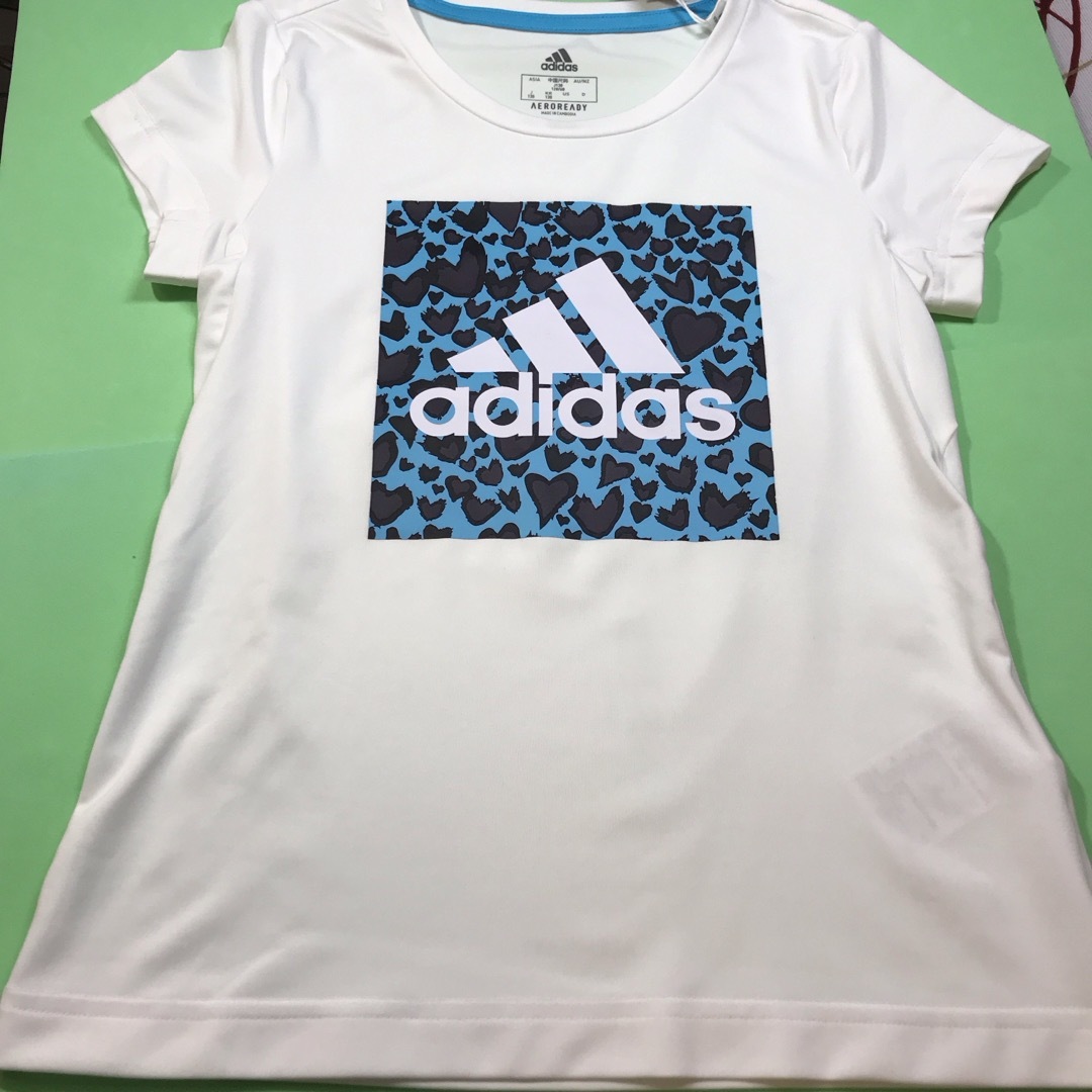 adidas(アディダス)のアディダス……子供半袖Tシャツ…(130センチ)…新品未使用 キッズ/ベビー/マタニティのキッズ服女の子用(90cm~)(Tシャツ/カットソー)の商品写真