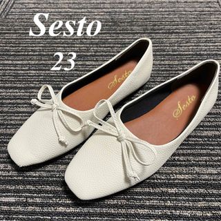 セストSesto ♡ ローヒールパンプス 白系　23cm 即発送　大特価セール中(ハイヒール/パンプス)