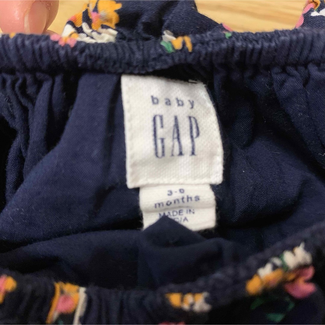 babyGAP(ベビーギャップ)の70★babyGAP花柄ロンパース キッズ/ベビー/マタニティのベビー服(~85cm)(ロンパース)の商品写真