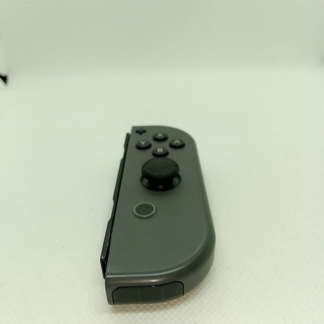 Nintendo Switch(ニンテンドースイッチ)の【廃盤】①Switch ジョイコン　グレー　右のみ(R)【任天堂純正品】黒色灰色 エンタメ/ホビーのゲームソフト/ゲーム機本体(家庭用ゲーム機本体)の商品写真