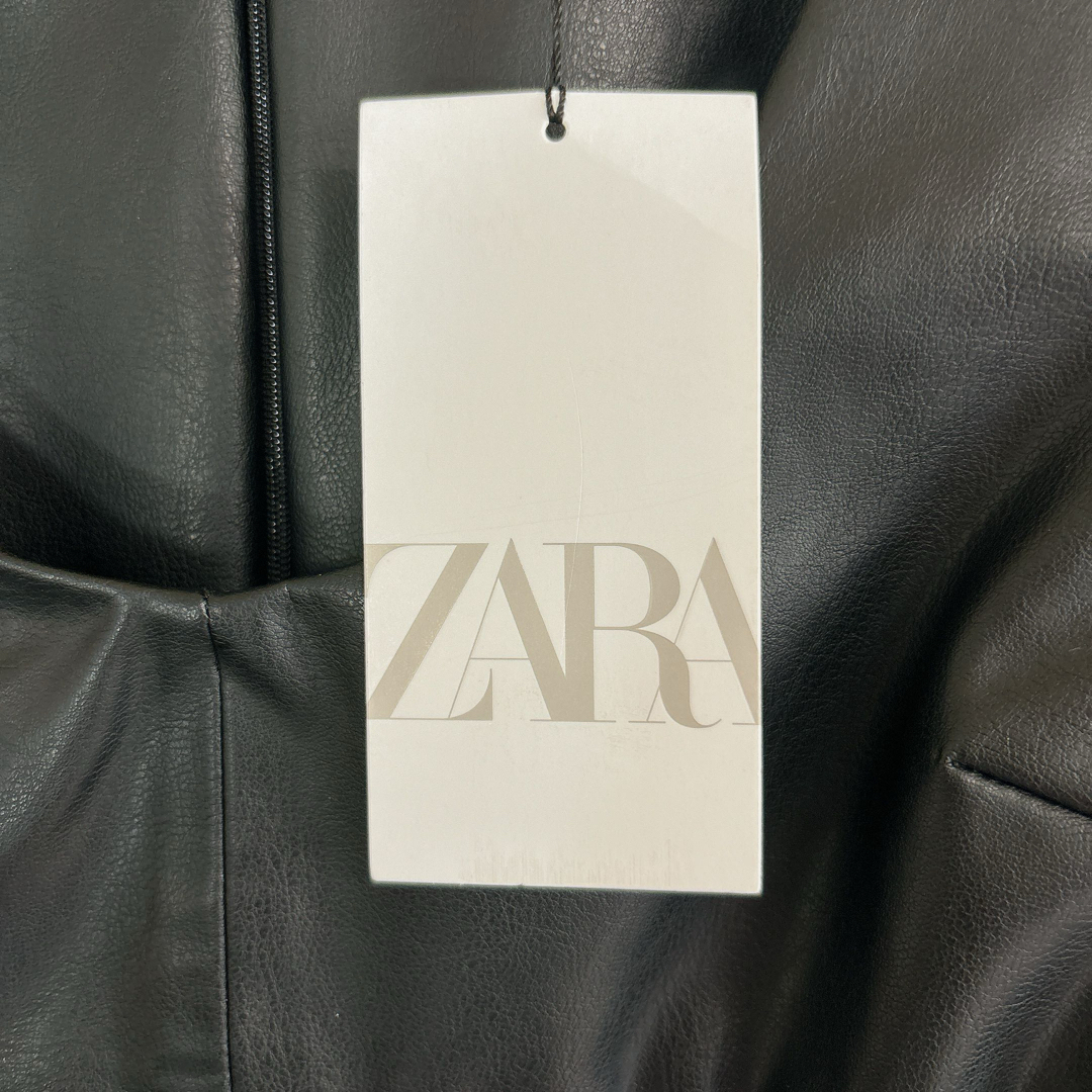 ZARA(ザラ)の新品　タグ付き　ZARA フェイクレザー ミディワンピース ブラック レディースのワンピース(ロングワンピース/マキシワンピース)の商品写真