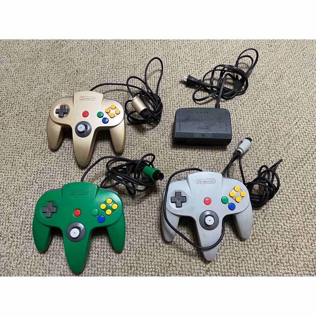 NINTENDO 64(ニンテンドウ64)の（任天堂）NINTENDO64コントローラー３個等 エンタメ/ホビーのゲームソフト/ゲーム機本体(その他)の商品写真