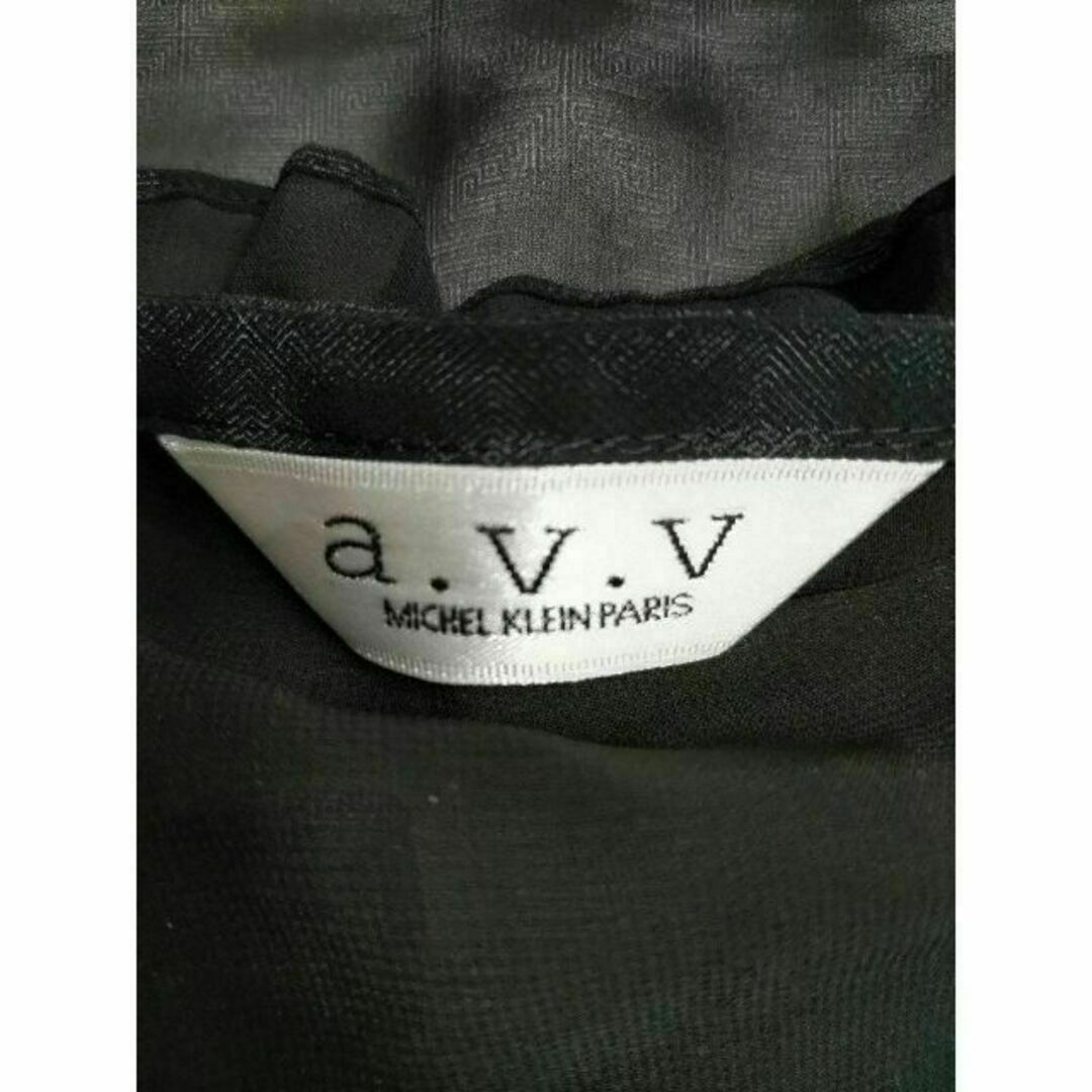 a.v.v(アーヴェヴェ)のa.v.v アーヴェヴェ 総柄 Vネック 半袖 フリル付きブラウス 黒 38 レディースのトップス(シャツ/ブラウス(半袖/袖なし))の商品写真