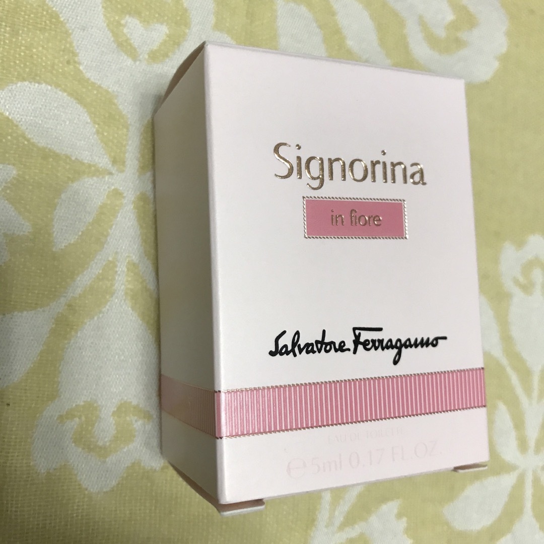 フェラガモ 香水 SALVATORE FERRAGAMO シニョリーナ イン フ コスメ/美容の香水(その他)の商品写真