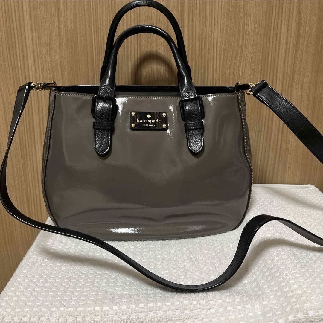 kate spade new york(ケイトスペードニューヨーク)のケイトスペード　kate spade 本革エナメル　2way バッグ　グレー レディースのバッグ(ショルダーバッグ)の商品写真