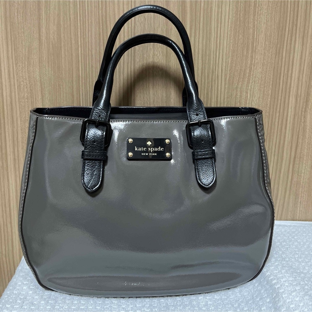 kate spade new york(ケイトスペードニューヨーク)のケイトスペード　kate spade 本革エナメル　2way バッグ　グレー レディースのバッグ(ショルダーバッグ)の商品写真