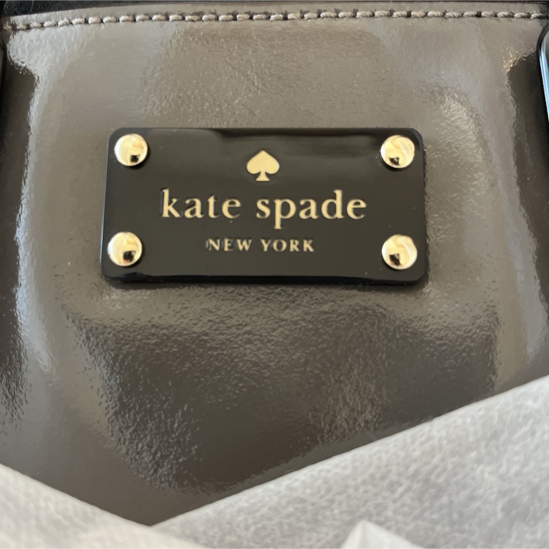 kate spade new york(ケイトスペードニューヨーク)のケイトスペード　kate spade 本革エナメル　2way バッグ　グレー レディースのバッグ(ショルダーバッグ)の商品写真