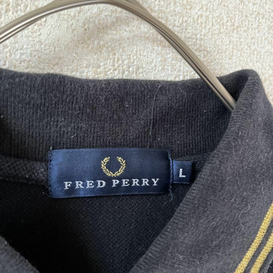 FRED PERRY(フレッドペリー)のY1 FRED PERRY ポロシャツ　刺繍パターン柄　半袖　Ｌメンズ 黒系 メンズのトップス(ポロシャツ)の商品写真