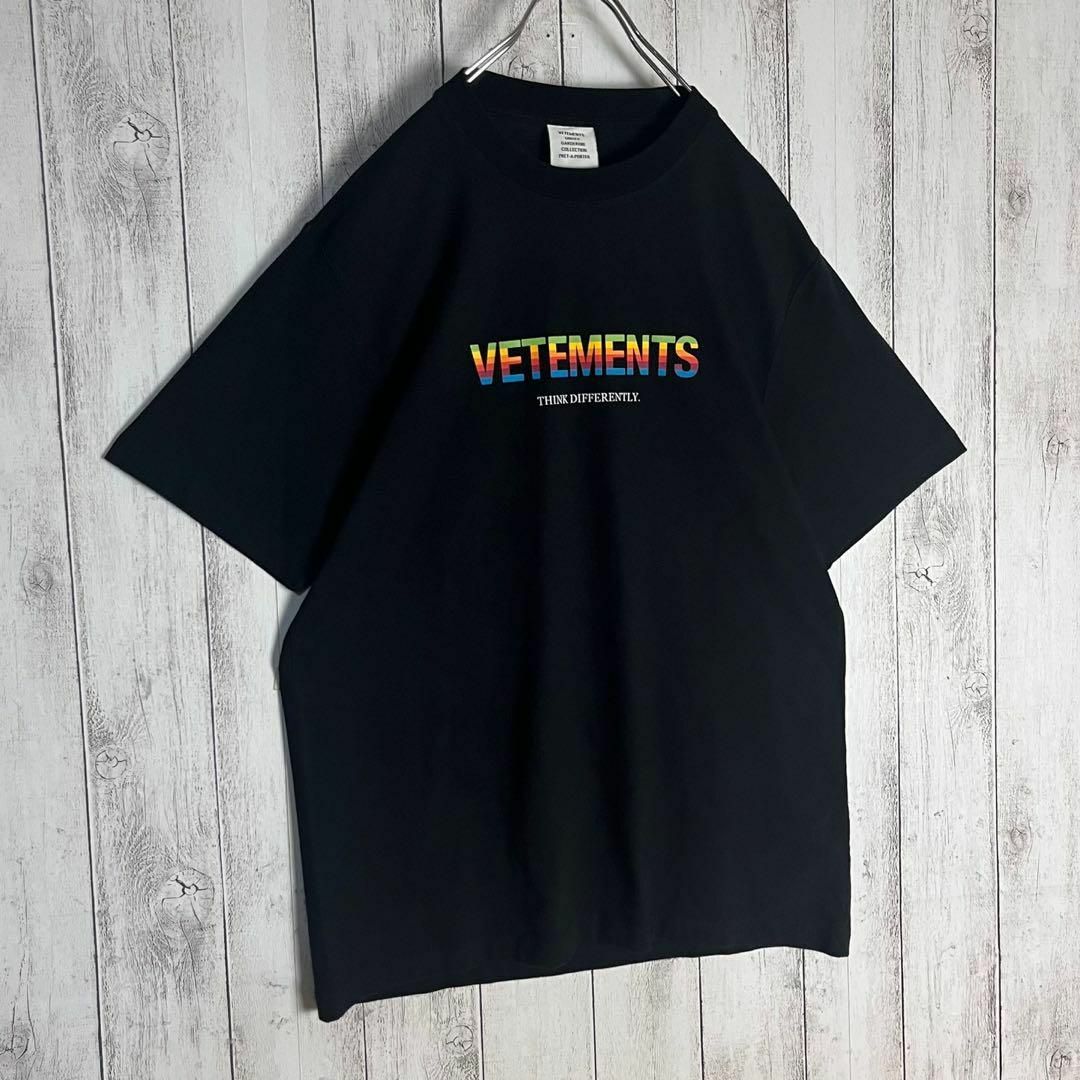 VETEMENTS(ヴェトモン)の【希少モデル】ヴェトモン☆センターロゴ入りTシャツ レインボー 入手困難 メンズのトップス(Tシャツ/カットソー(半袖/袖なし))の商品写真