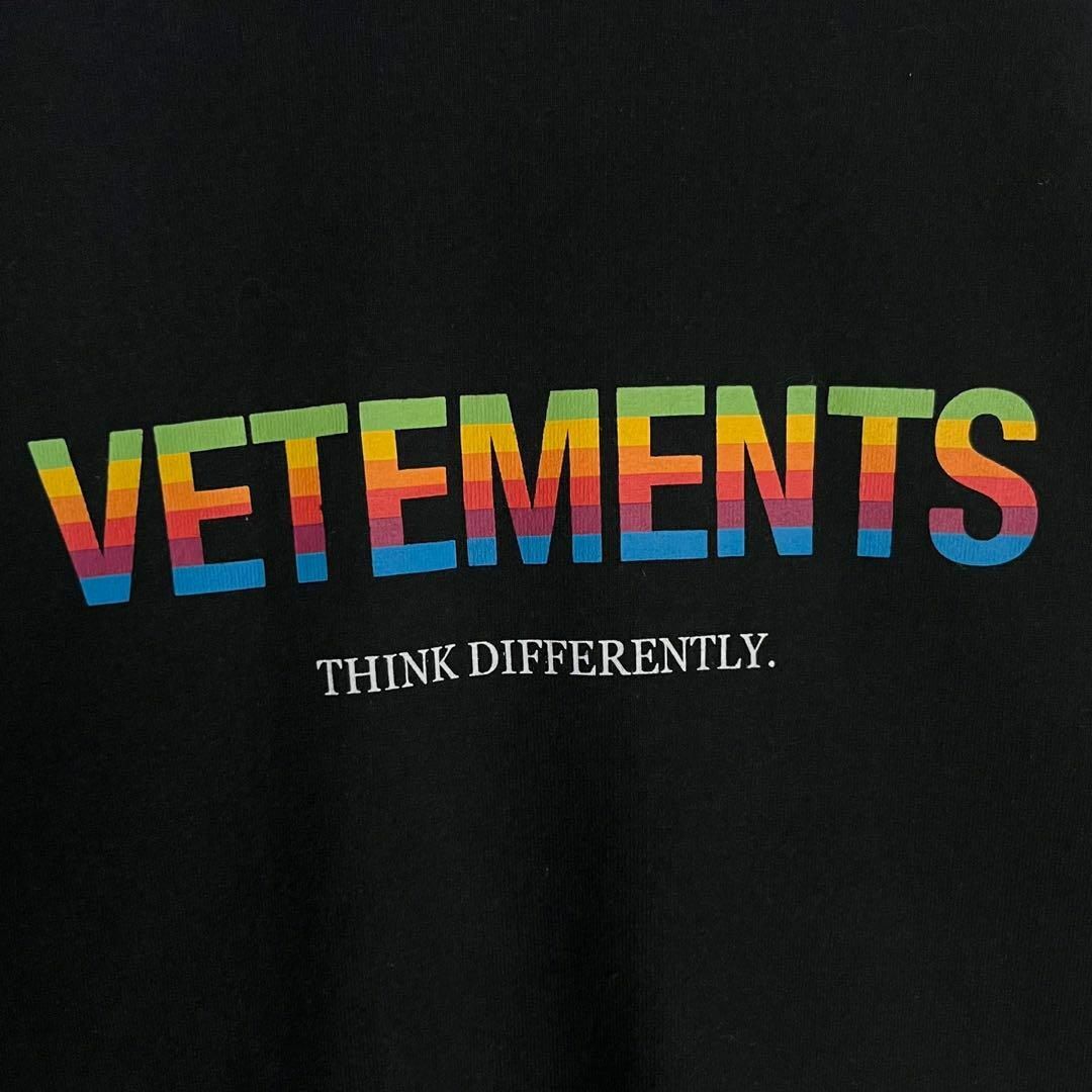 VETEMENTS(ヴェトモン)の【希少モデル】ヴェトモン☆センターロゴ入りTシャツ レインボー 入手困難 メンズのトップス(Tシャツ/カットソー(半袖/袖なし))の商品写真