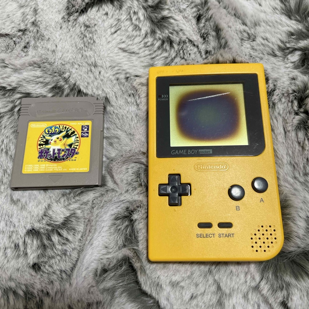 ポケモン(ポケモン)のゲームボーイカラー　game boy color ポケモン　黄色　ピカチュウ エンタメ/ホビーのゲームソフト/ゲーム機本体(携帯用ゲーム機本体)の商品写真