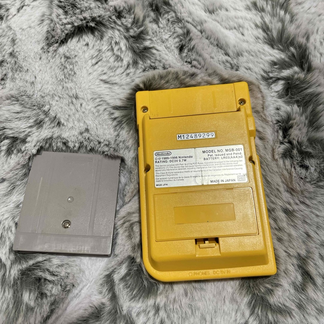 ポケモン(ポケモン)のゲームボーイカラー　game boy color ポケモン　黄色　ピカチュウ エンタメ/ホビーのゲームソフト/ゲーム機本体(携帯用ゲーム機本体)の商品写真