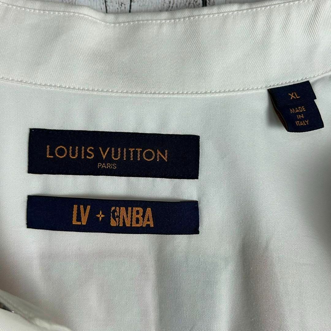 LOUIS VUITTON(ルイヴィトン)の【限定コラボ】ルイヴィトン×NBA☆両面ロゴ入り半袖シャツ XLサイズ 入手困難 メンズのトップス(Tシャツ/カットソー(半袖/袖なし))の商品写真