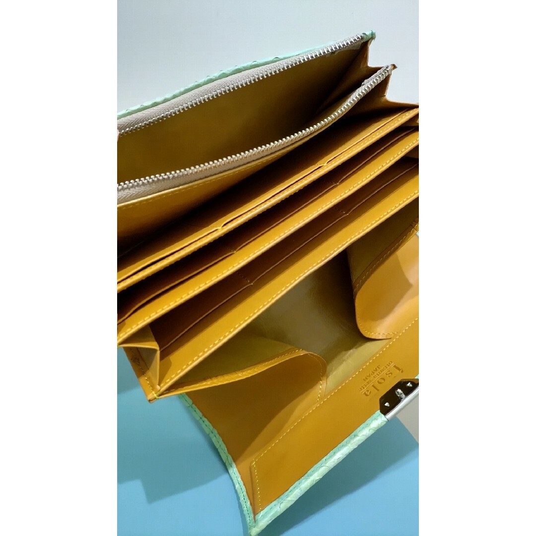 isola(アイソラ)のアイソラ 限定 パイソン ギャルソン 財布 isola 三段 袋付き カードあり レディースのファッション小物(財布)の商品写真
