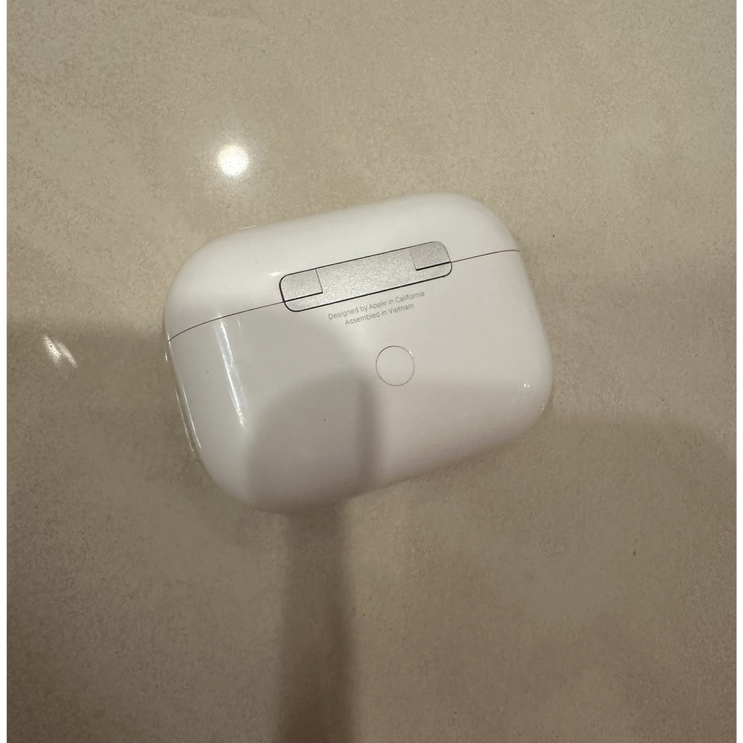 Apple(アップル)のApple AirPods Pro 充電ケース　第一世代 イヤホン   スマホ/家電/カメラのオーディオ機器(ヘッドフォン/イヤフォン)の商品写真