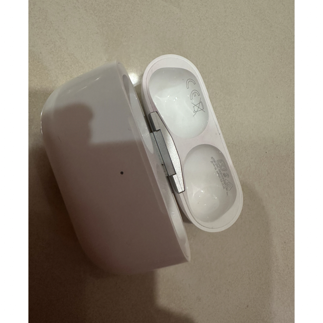 Apple(アップル)のApple AirPods Pro 充電ケース　第一世代 イヤホン   スマホ/家電/カメラのオーディオ機器(ヘッドフォン/イヤフォン)の商品写真