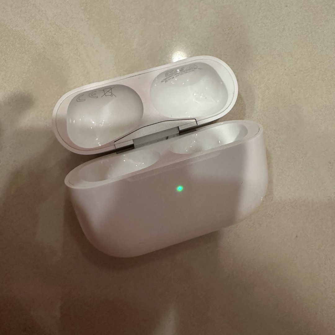 Apple(アップル)のApple AirPods Pro 充電ケース　第一世代 イヤホン   スマホ/家電/カメラのオーディオ機器(ヘッドフォン/イヤフォン)の商品写真