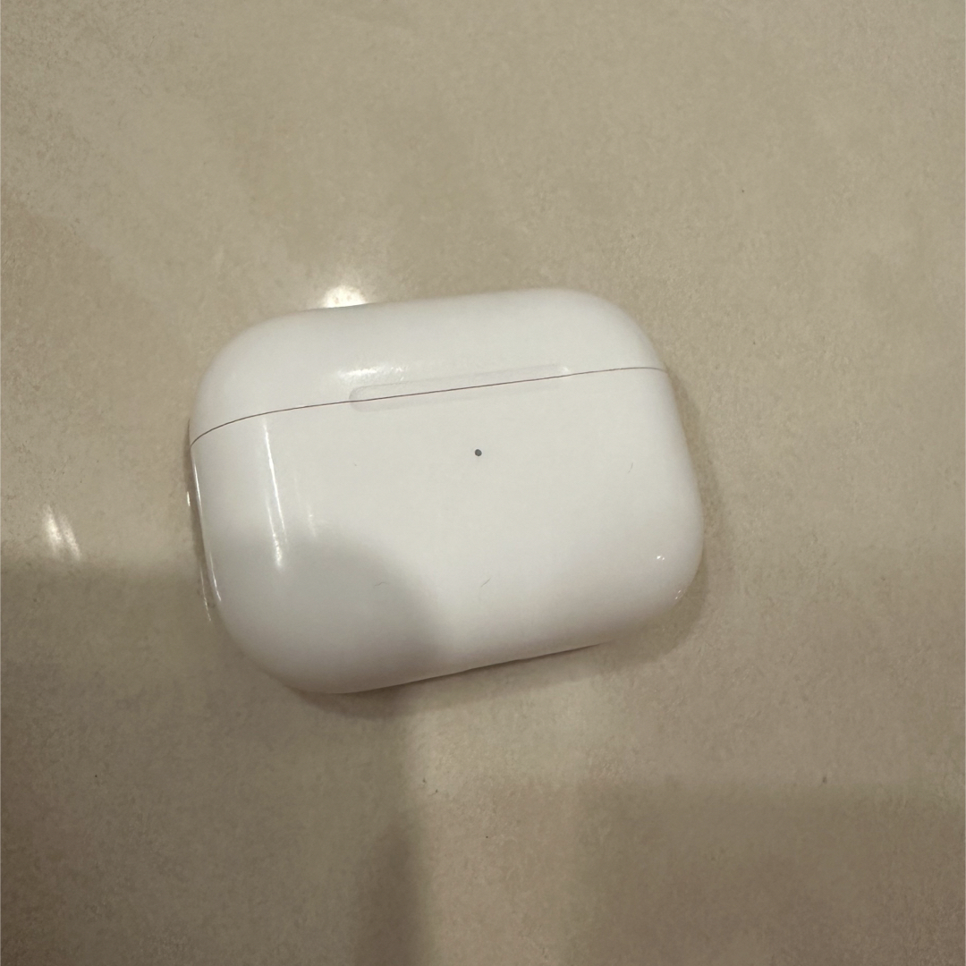 Apple(アップル)のApple AirPods Pro 充電ケース　第一世代 イヤホン   スマホ/家電/カメラのオーディオ機器(ヘッドフォン/イヤフォン)の商品写真