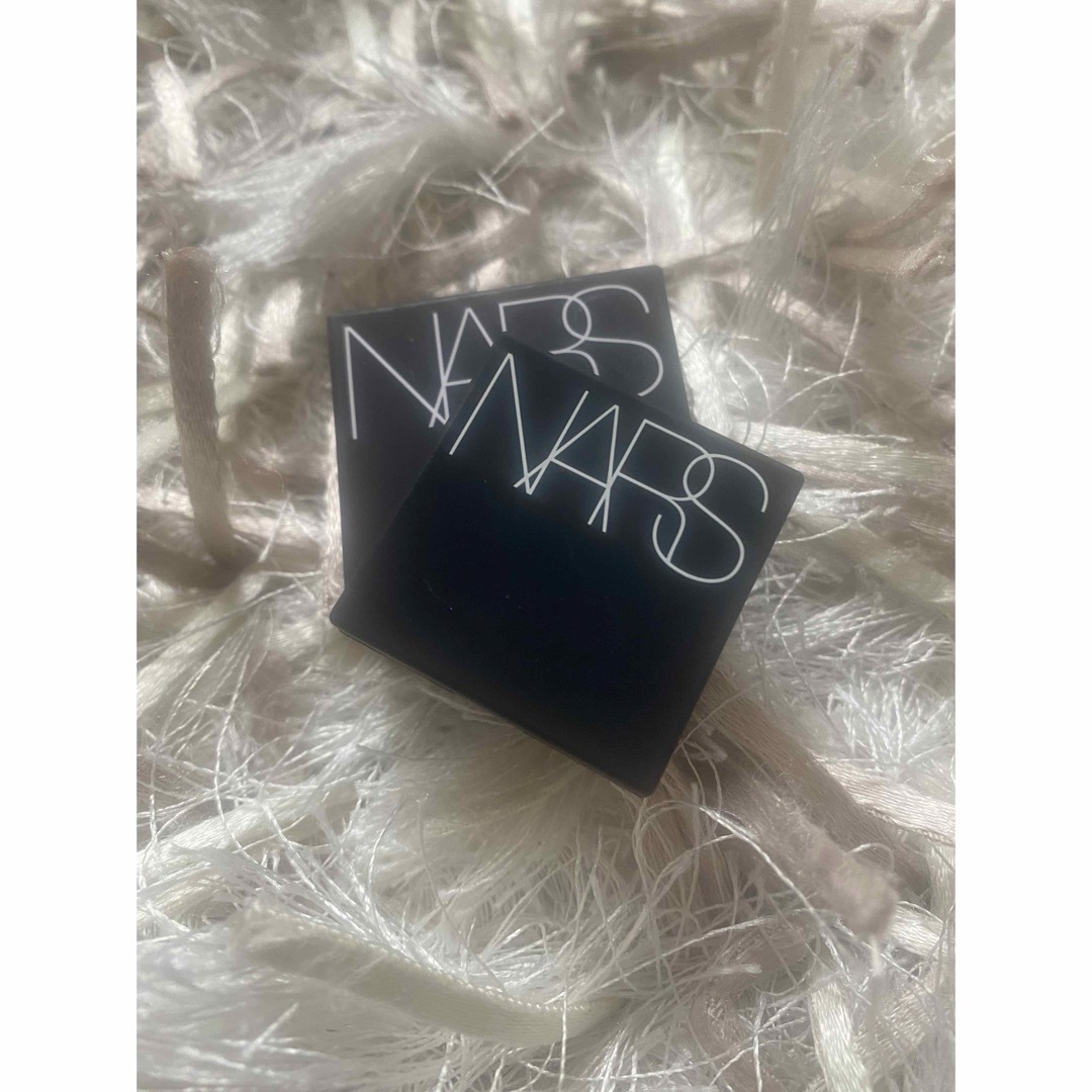 NARS(ナーズ)の新品未使用NARSミニミニブラッシュ（非売品） コスメ/美容のメイク道具/ケアグッズ(チーク/フェイスブラシ)の商品写真