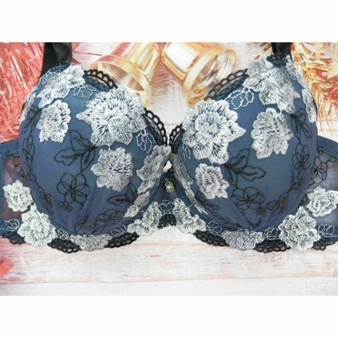 c131 F80/L ブラ＆ショーツセット 下着 青系 花柄刺繍 チャーム レディースの下着/アンダーウェア(ブラ&ショーツセット)の商品写真