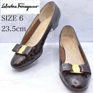 サルヴァトーレフェラガモ(Salvatore Ferragamo)のサルヴァトーレフェラガモ　ヴァラリボン　パンプス　クロコ型押　6 ブラウン(ハイヒール/パンプス)