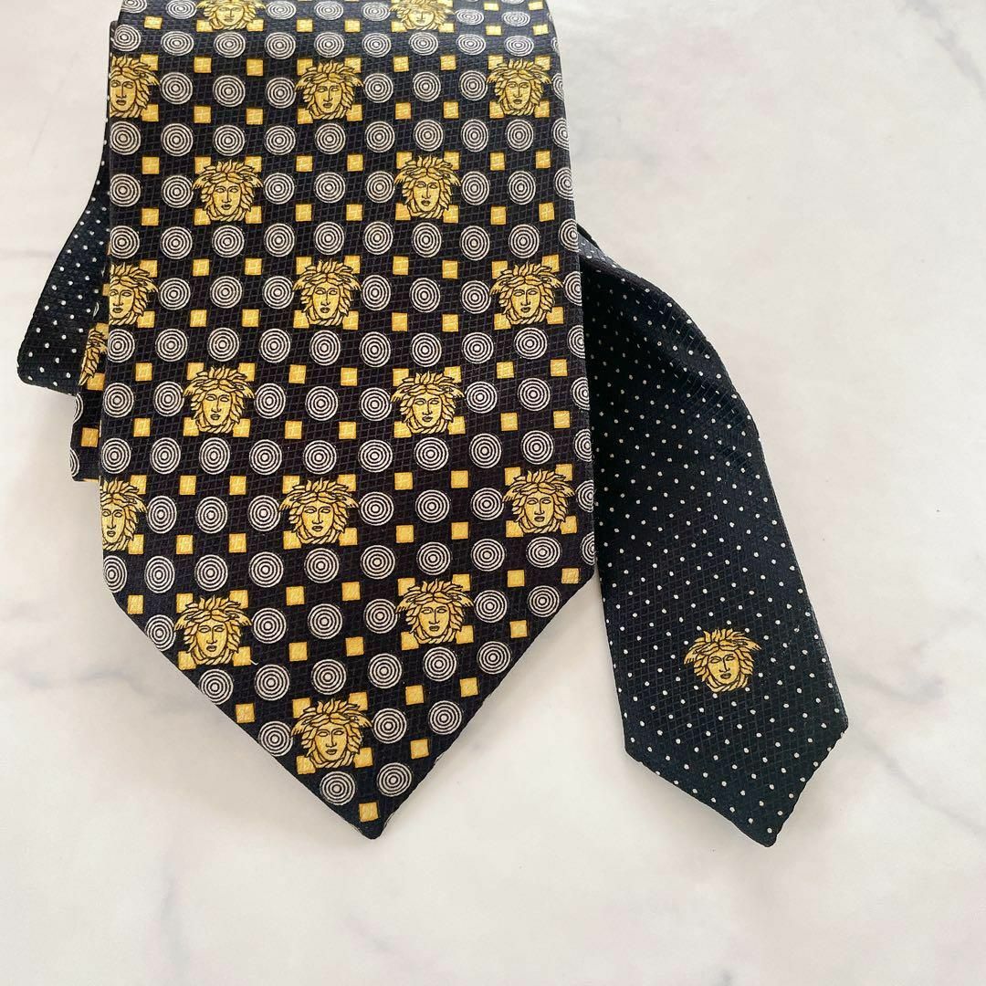 Gianni Versace(ジャンニヴェルサーチ)の美品꧁ヴェルサーチ꧂ネクタイ メドゥーサ　メドゥーサ柄　総柄　シルク100% メンズのファッション小物(ネクタイ)の商品写真