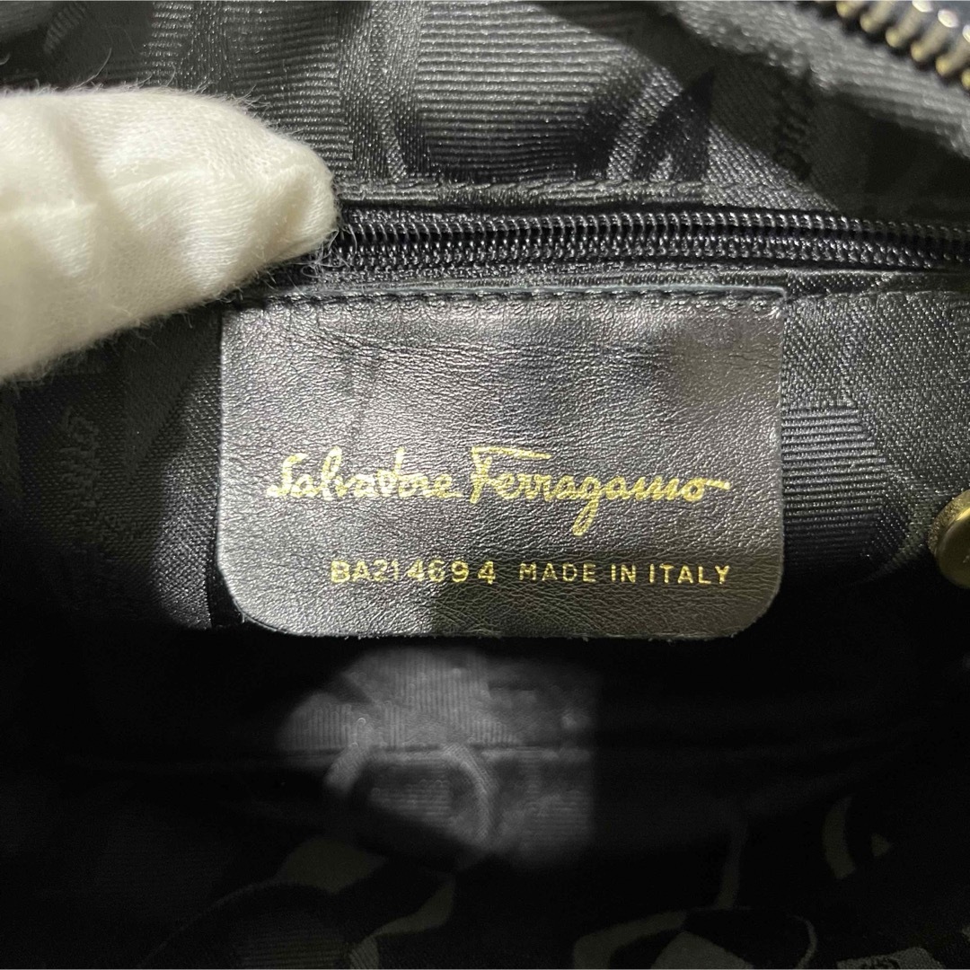 Salvatore Ferragamo(サルヴァトーレフェラガモ)の希少 サルヴァトーレフェラガモ ショルダーバッグ ガンチーニ スエード ネイビー レディースのバッグ(ショルダーバッグ)の商品写真